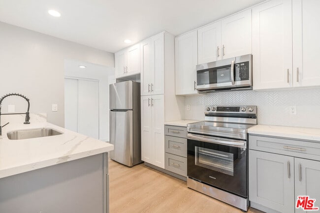 Building Photo - 6275 Canterbury Dr Unit 210