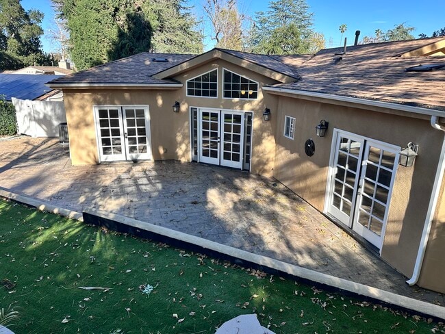 Building Photo - 5371 Topeka Dr