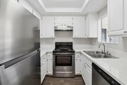 2BR, 2BA - 886SF - Kitchen - Oro Apartments