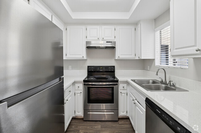 2BR, 2BA - 886SF - Kitchen - Oro Apartments