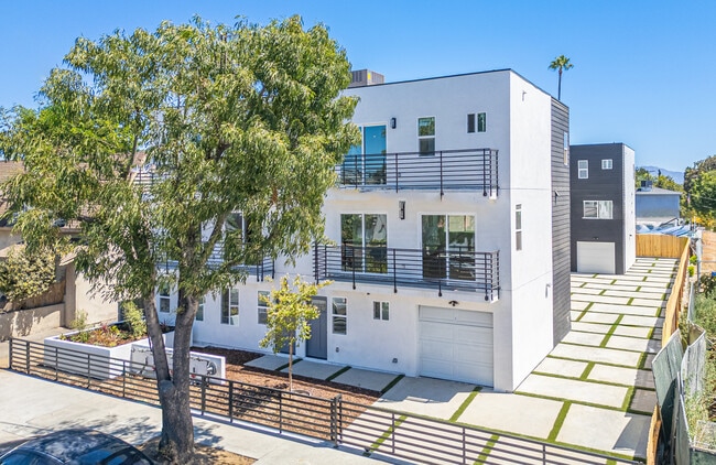 Building Photo - 6830 Hazeltine Ave