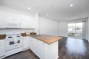 1BR, 1BA - 716SF - Kitchen - Glendora Park Place Apartments