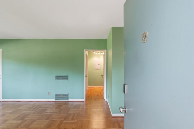 Photo - 5116 Village Grn