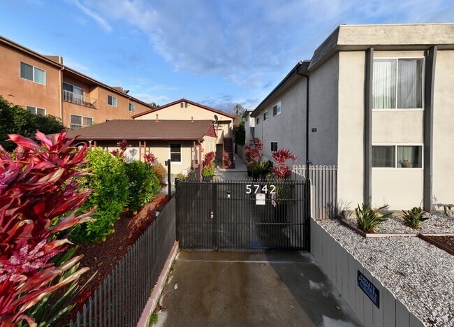 Building Photo - 5742 Woodman Ave Unit #2 Rental
