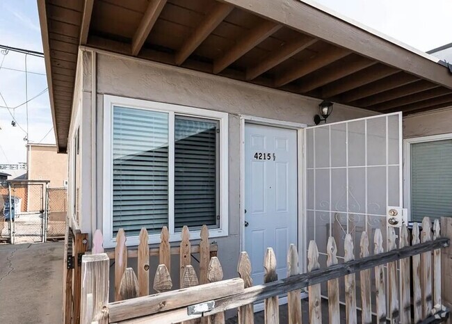 Building Photo - 4209-4223.5-42235 Winona Ave Rental