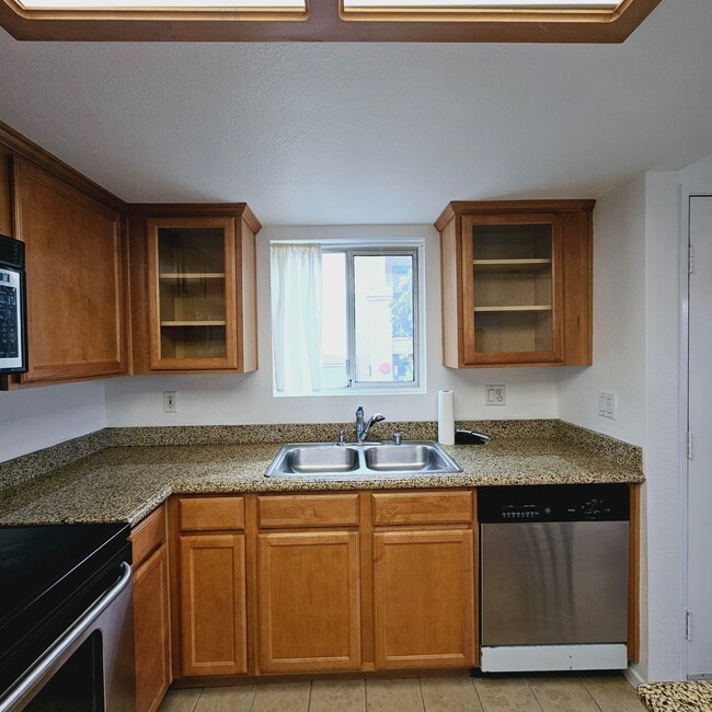 Kitchen - 3448 Hathaway Ave Unit 343
