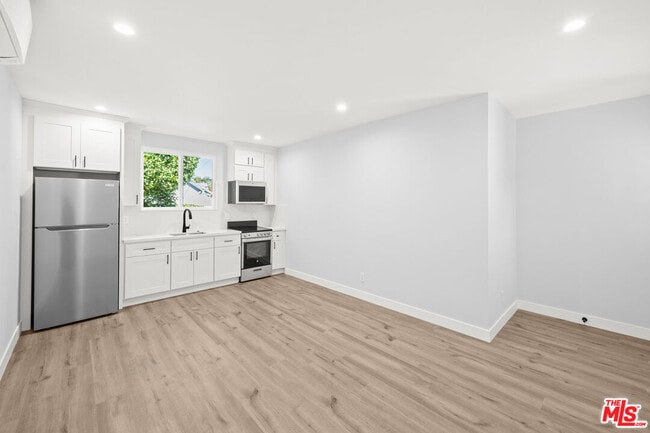 Photo - 1558-1552 S Genesee Ave