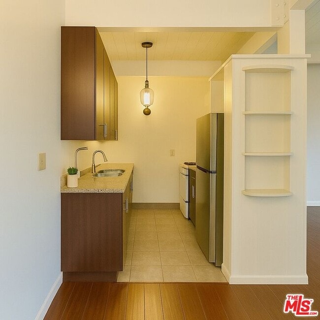 Building Photo - 451 S Oakhurst Dr Unit 6