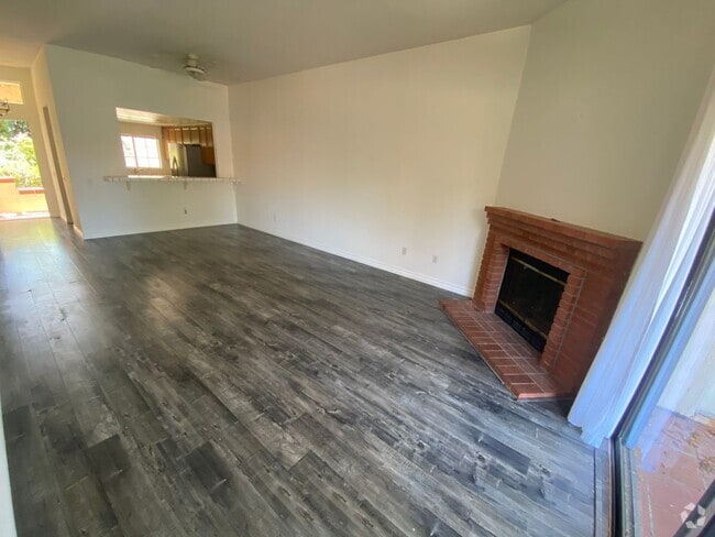 Building Photo - Charming 2 Bed, 2 Bath Carlsbad Home with ...
