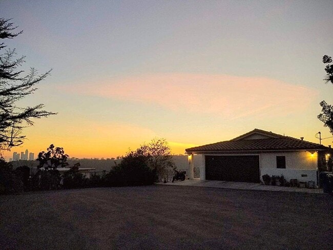 Building Photo - Gorgeous 5 Bed House - Amazing View!