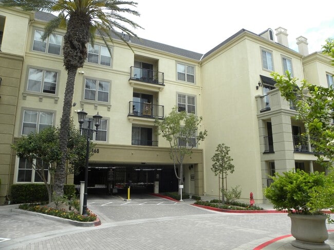 Building Photo - Watermarke Condo 1bed 1 bath