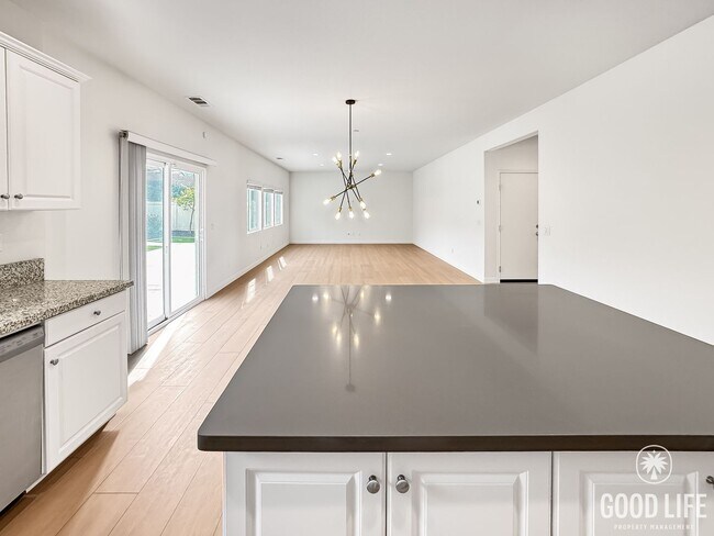 Photo - Beautiful 5Bd/3.5Ba Home in Cul-de-Sac in Riverside w/new Turf Back Yard and New Carpet!