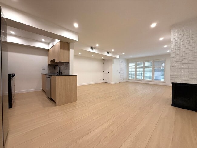 Photo - WeHo 1 Bed 1 Bath with W/D in unit, new kitchen, and walk-in closet! Unit 06