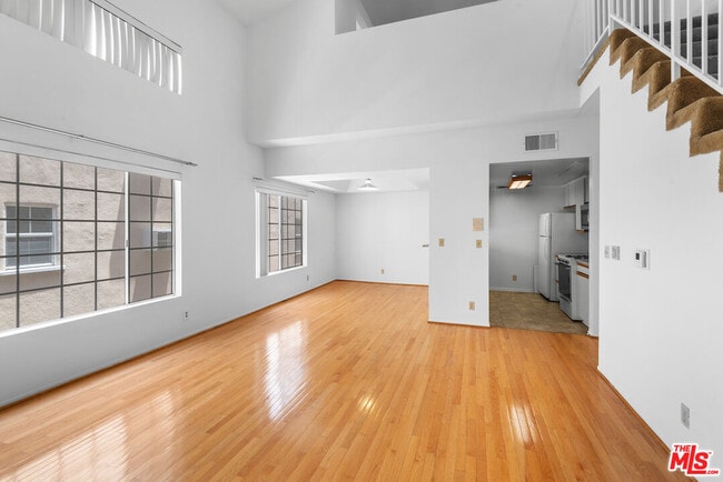 Photo - 607 N Rossmore Ave