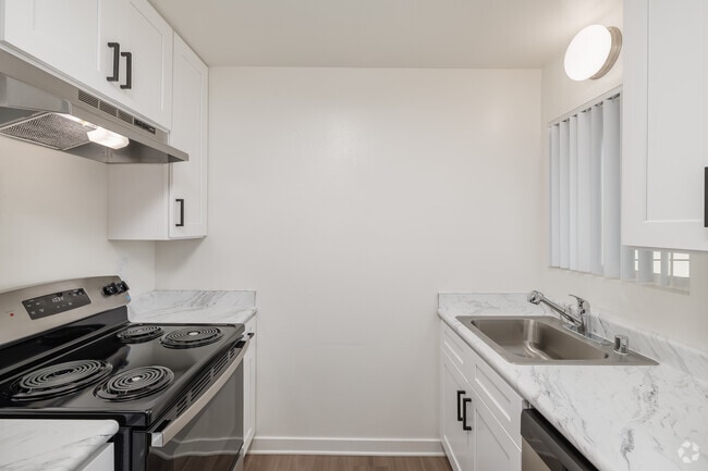 2BR, 2BA - 855SF - Kitchen - Oro Vista Apartments