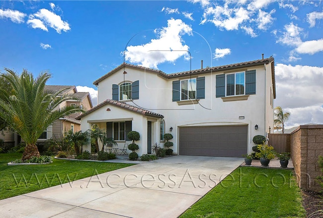 Building Photo - Expansive Five-Bedroom Retreat with Stunning Outdoor Living at Heather Ridge
