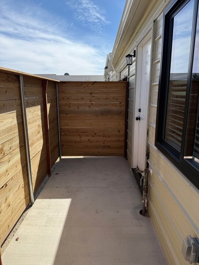 Photo - 1956 W 9th St