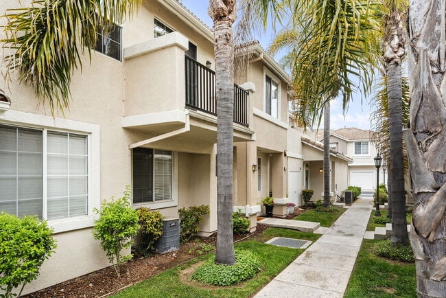Building Photo - "Luxurious 2-Bed Condo Retreat with Fireplace & Pool Oasis in Ventura!"