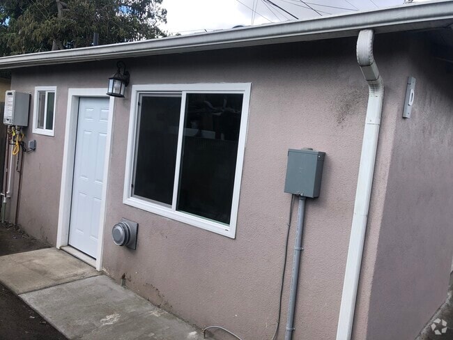 Building Photo - 2430 Iowa Ave Rental