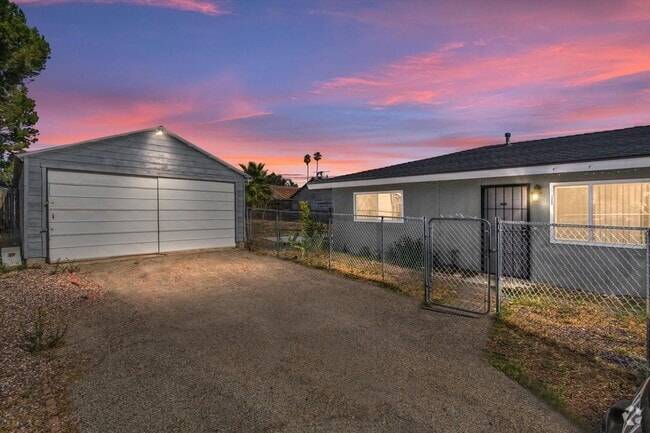 Building Photo - 2 bedroom Duplex with Huge yard! Rental