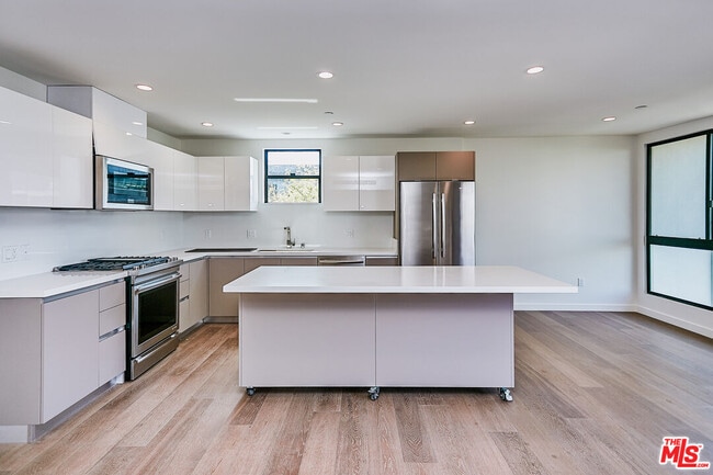 Photo - 328 N Maple Dr Unit 306