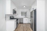 2BR, 1BA - 920SF - Kitchen - 748 N Hudson Ave