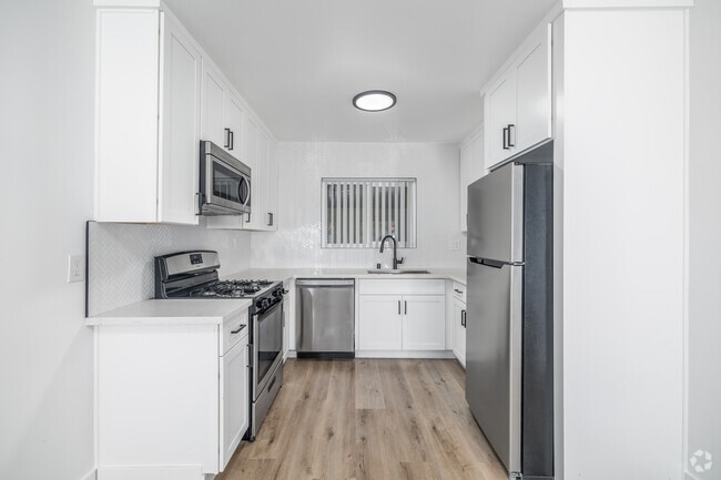 2BR, 1BA - 920SF - Kitchen - 748 N Hudson Ave