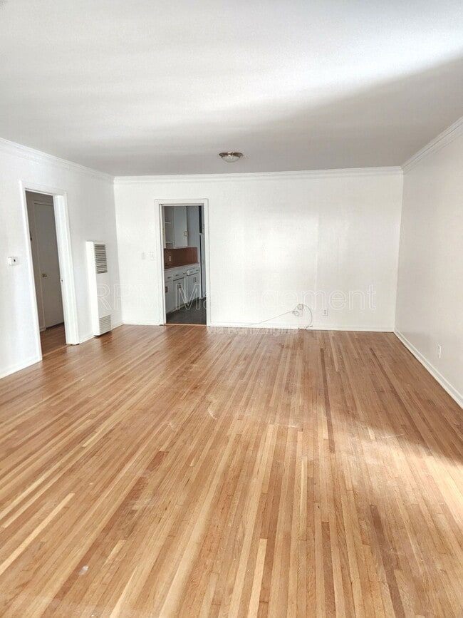 Building Photo - 1850 N La Brea Ave Unit 5