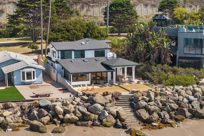 Building Photo - 2988 Solimar Beach Dr