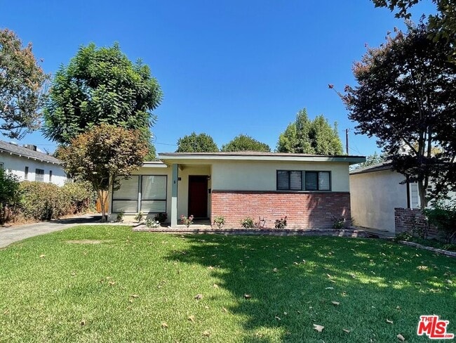 Photo - 520 N Beachwood Dr House