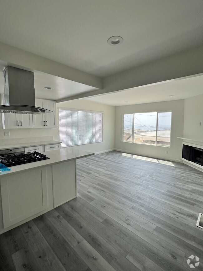 Building Photo - 323 34th St Unit 2 block walks to beach Rental