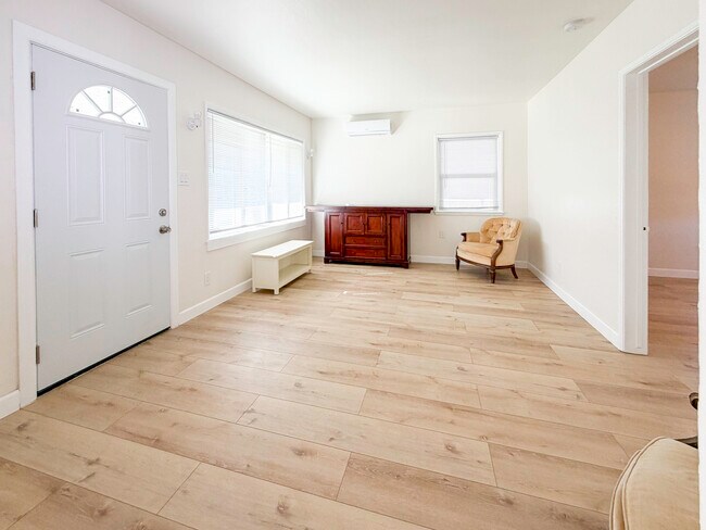 Photo - 1722 E Victoria Ave Unit A