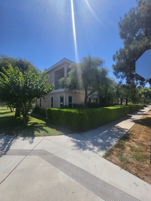 Building Photo - 3914 W Victory Blvd Unit 102