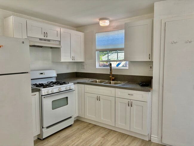 Building Photo - 3660 Roosevelt St Unit B