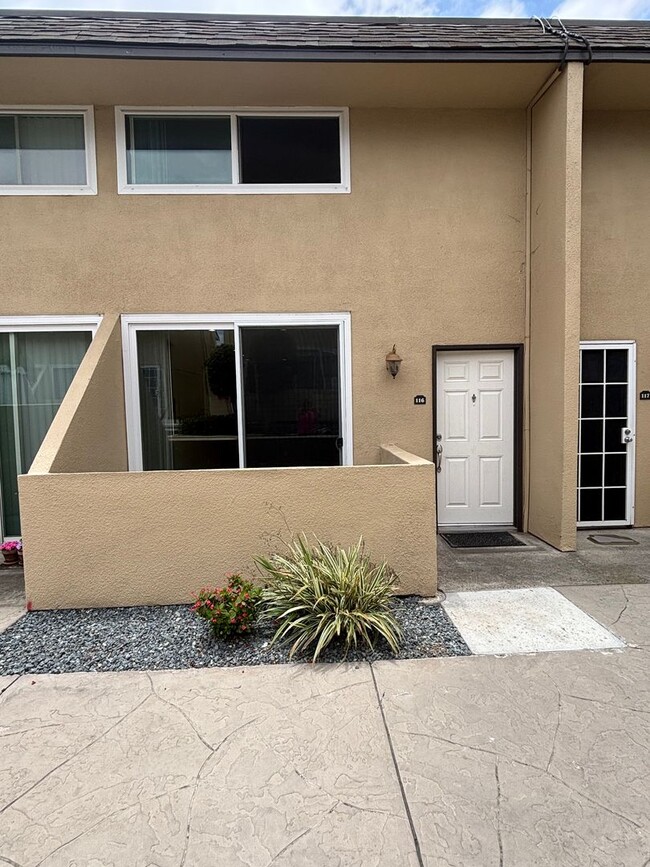Building Photo - Spacious 2 Bedroom, 1.5 Bath Two-Story Townhome in Clairemont Unit 116