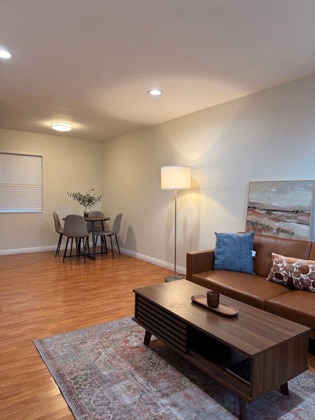 Photo - 2220 N Niagara St Unit B