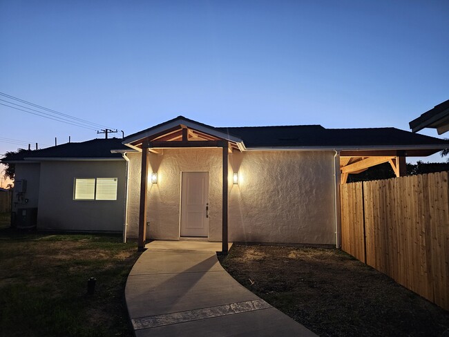 Building Photo - 1321 S Ventura Rd