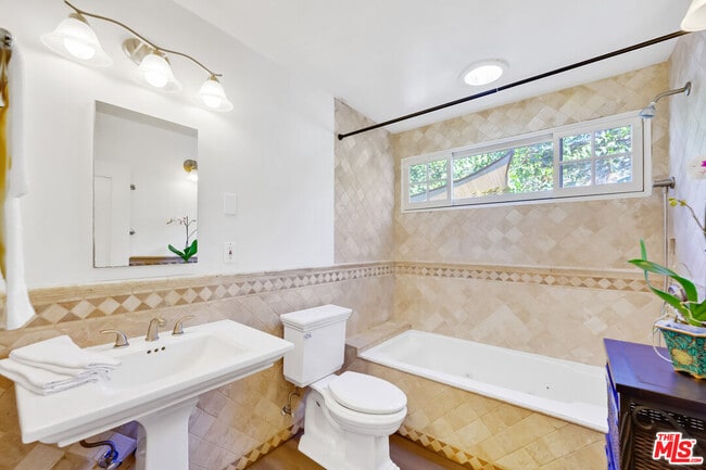 Photo - 8838 Rosewood Ave