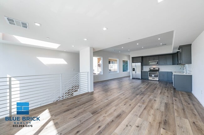 Building Photo - 5239-5241 Huntington Dr -