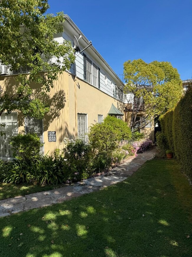 Walkway to unit - 1532 S Beverly Dr Unit 1532