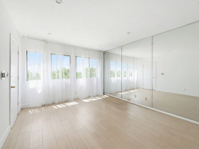 Photo - 337 Rexford Dr