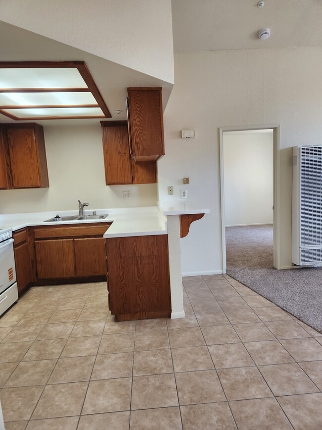 Kitchen & breakfast bar - 9502 Walker St Unit 4