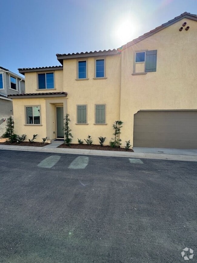 Building Photo - Beautiful Home