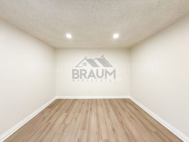 Building Photo - 19401 Haynes St Unit 6