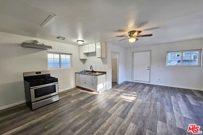 Photo - 19759 Roscoe Blvd