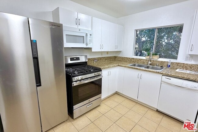 Building Photo - 18350 Hatteras St