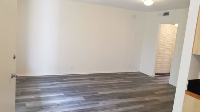 Photo - 5302 Comercio Ln Unit 5