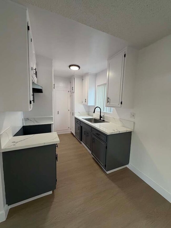 Building Photo - 10520 Balboa Blvd Unit 57