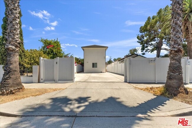 Building Photo - 11016 Olinda St