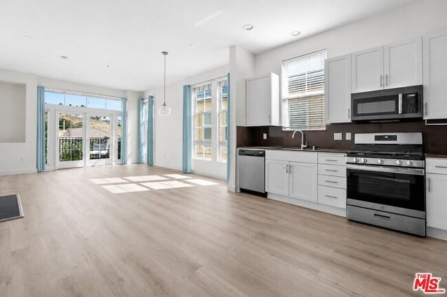 Building Photo - 13020 Pacific Promenade Unit 406